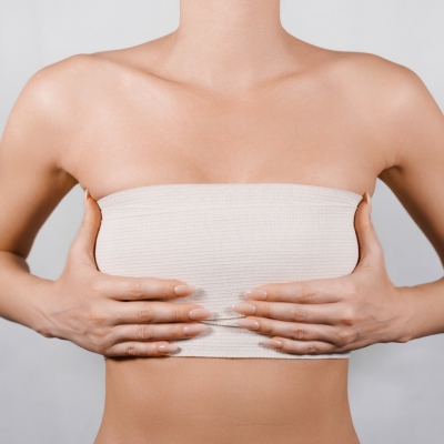 Femme avec un bandage suite &agrave; sa r&eacute;duction mammaire