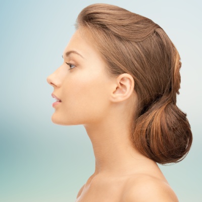 Femme ayant fait une rhinoplastie ultrasonique